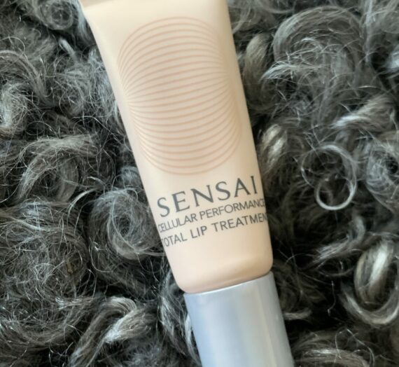 Sensai cellular performance total lip treatment