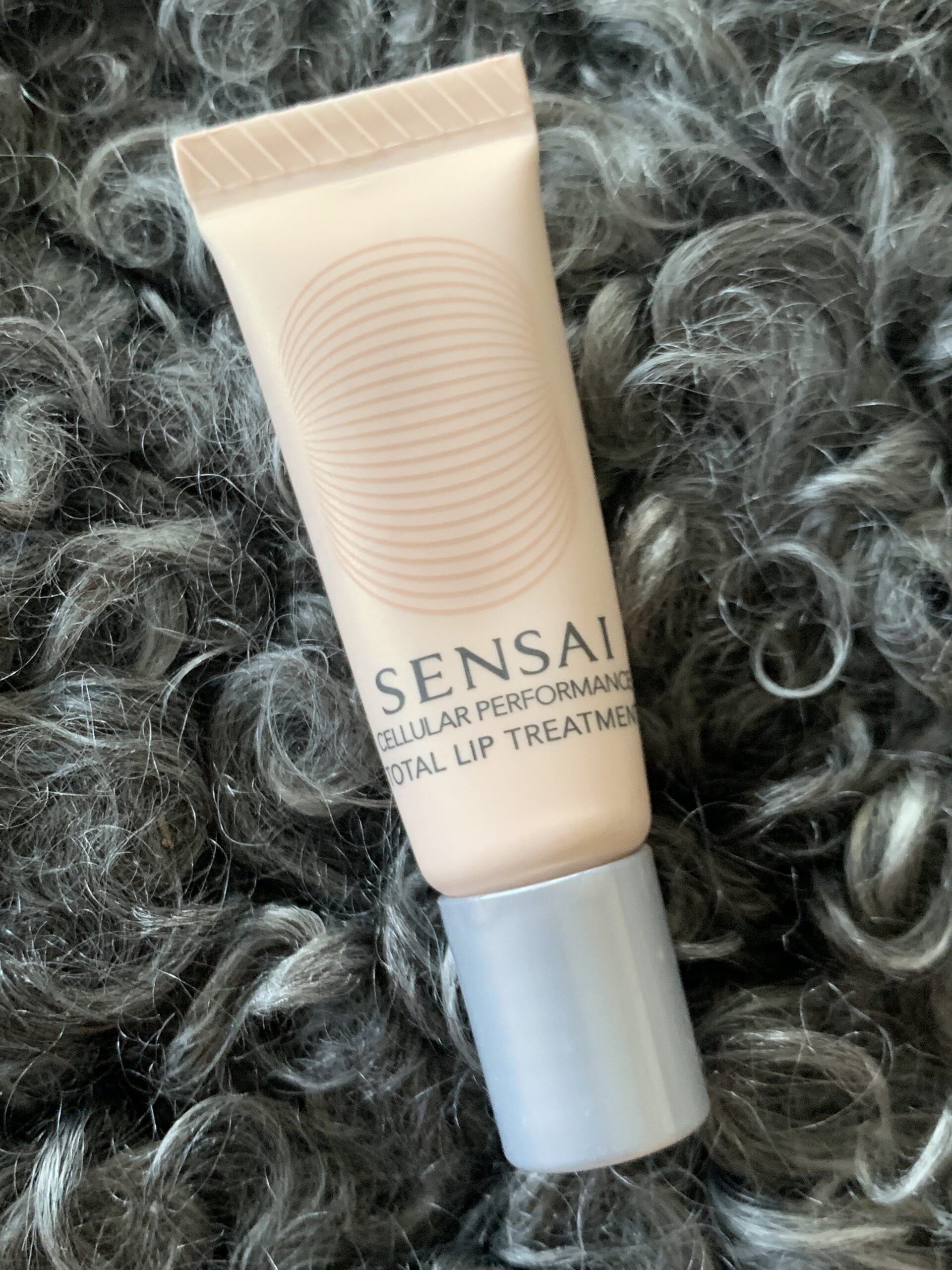 Sensai cellular performance total lip treatment